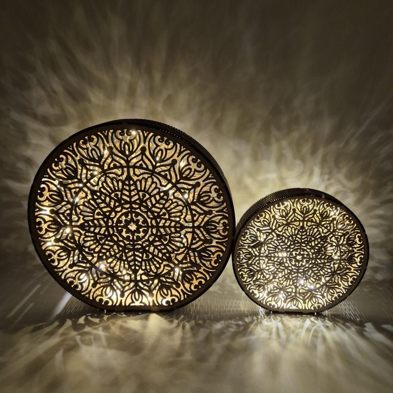 2 Ronde lampen van hout, 1 groot 1 klein, mandala motief met lichtjes en mooie schaduw